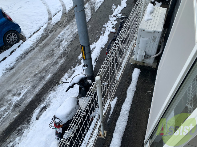 バルコニー　大通りに面していないので、人目を気にしなくて済みそうです