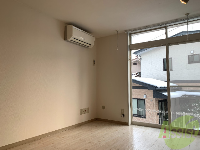 居室・リビング　陽の光が差し込む明るいお部屋は気持がいいですね～