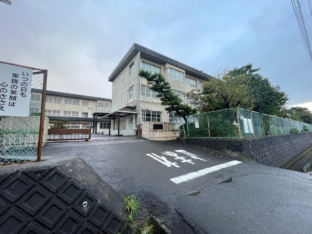 中学校　四日市市立西朝明中学校（中学校）まで2289m