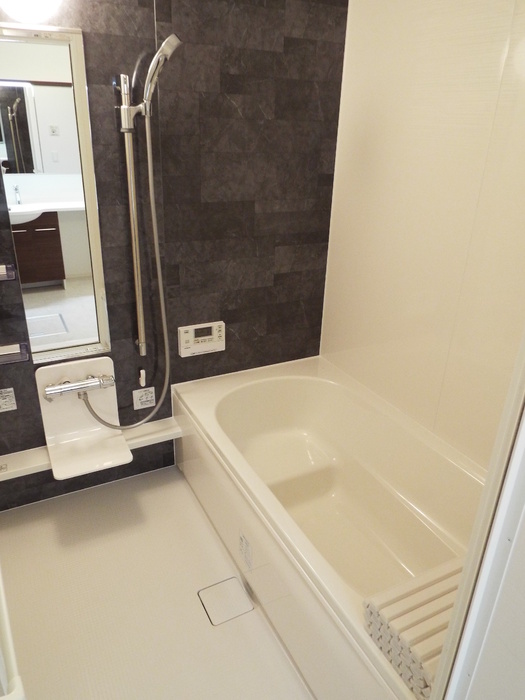 バス・シャワールーム　コンパクトで使いやすいお風呂です