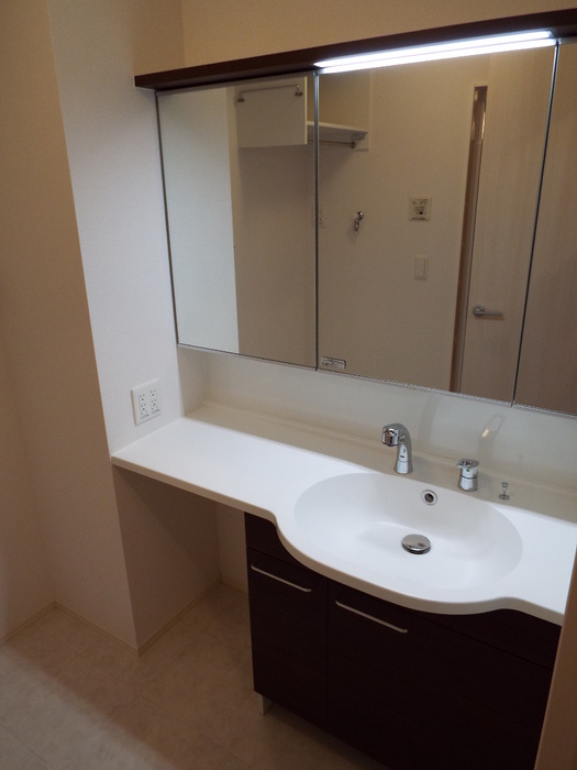 洗面設備　ゆったりとスペースのある洗面所