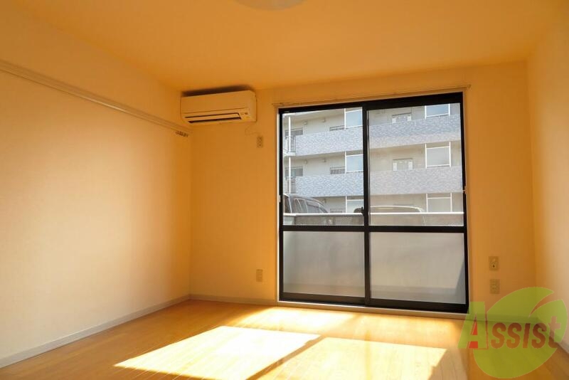 居室・リビング　８帖のフローリングで、陽当たりも良さそうです。