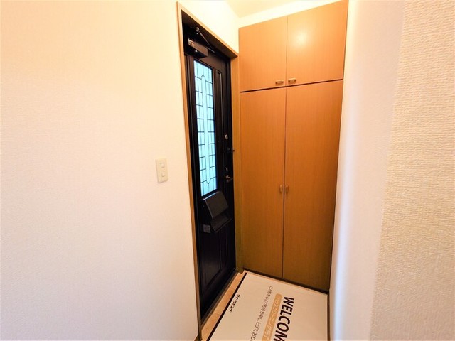 玄関　※写真は同タイプの別のお部屋になります。