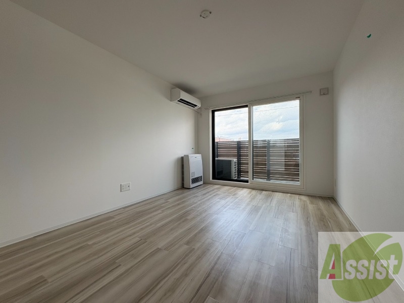 エントランス　木目のフローリングは落ち着きのある印象のお部屋になりますね。