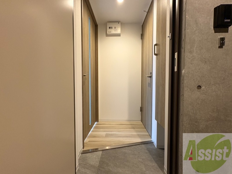 玄関　"玄関です。ご覧の通り広々としていますね。　"