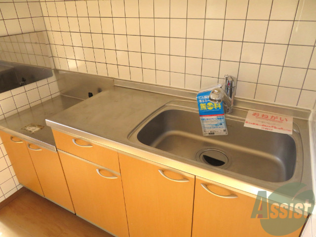 キッチン　１２帖のダイニングキッチン。ご飯を食べるお部屋ですね。