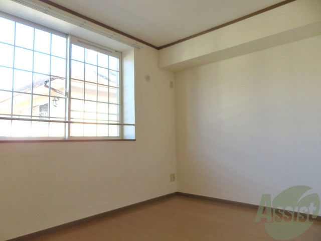 その他部屋・スペース　６．２帖の洋室を撮影しました。日射しがあり明るい印象。