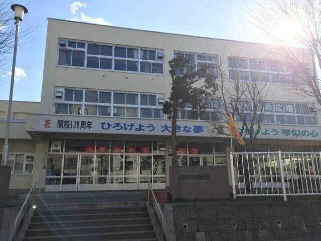 小学校　札幌市立琴似小学校（小学校）まで572m