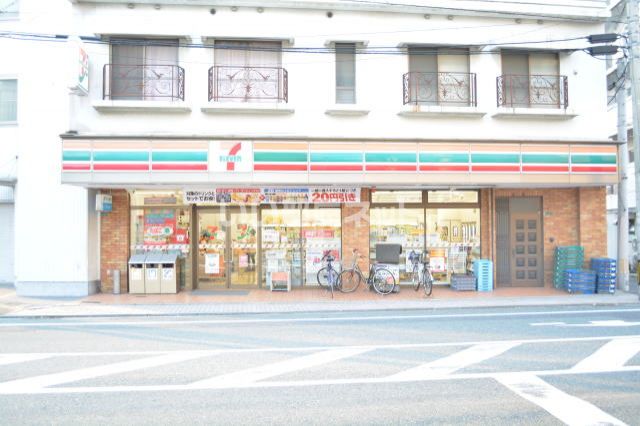 コンビニ　セブンイレブン北九大前店（コンビニ）まで296m