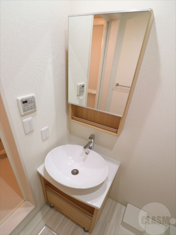 洗面設備　お洒落な独立洗面台