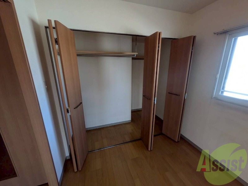 収納　寝室の収納です。部屋がすっきり片付きます。