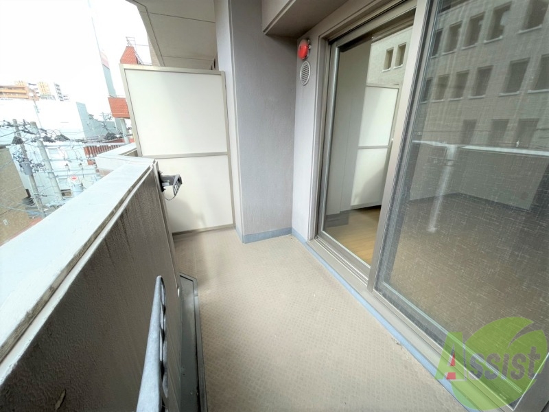 バルコニー　バルコニーは広く洗濯スペースがあり便利です