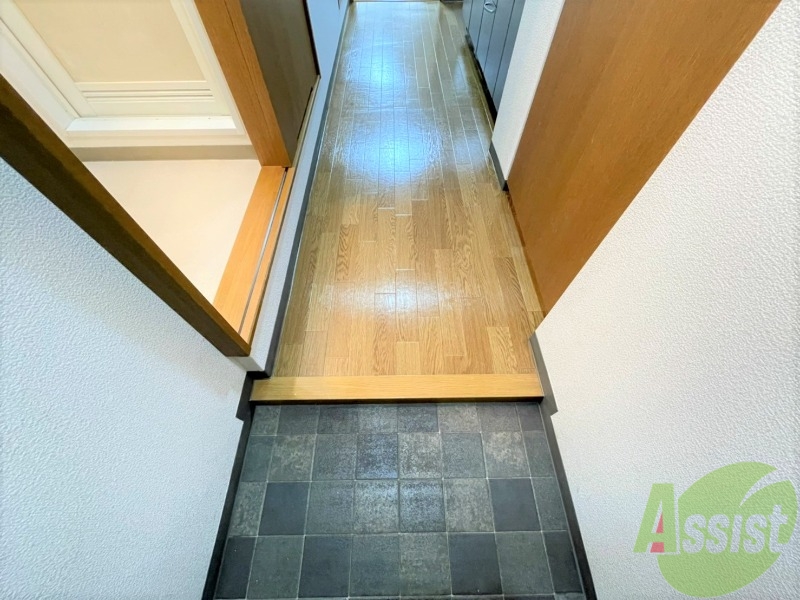 玄関　玄関の様子です。右側にシューズボックスもあります！