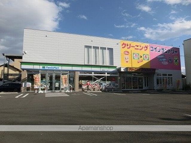 コンビニ　ファミリーマート（コンビニ）まで579m