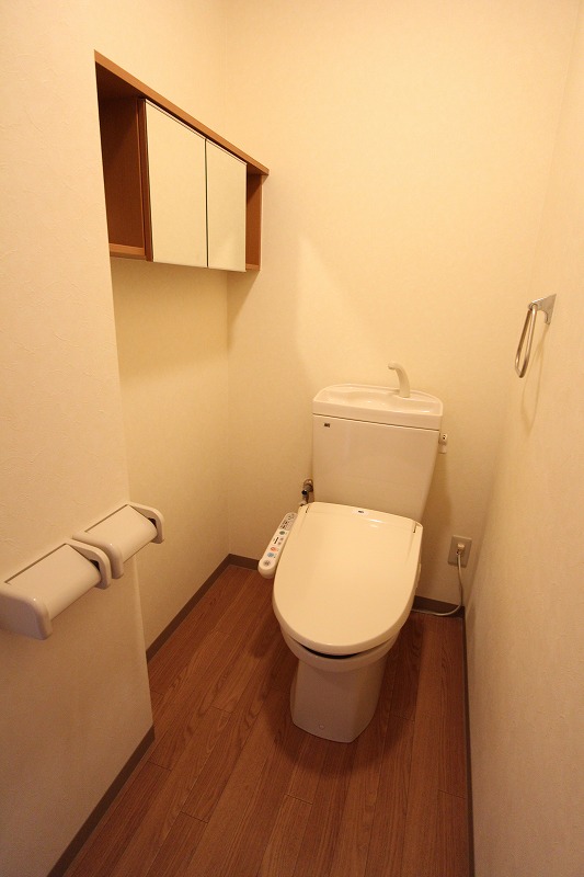 トイレ　広々したトイレにはあると嬉しい棚付きです。