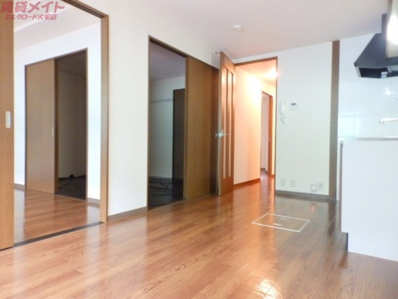 居室・リビング　左右反転他部屋写真