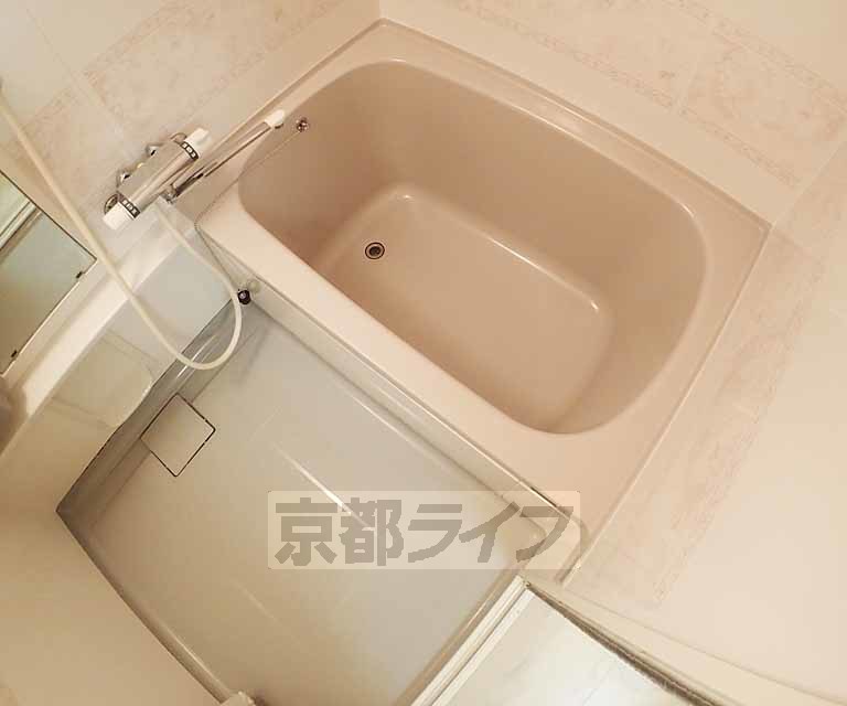 バス・シャワールーム　鏡の付いた便利なお風呂