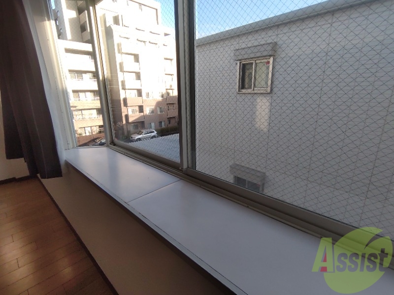 バルコニー　お部屋の窓は大きくものを置くこともできそうです。