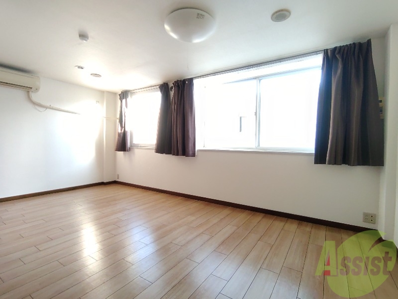 居室・リビング　広くきれいなリビングは明るい光も良く差します。