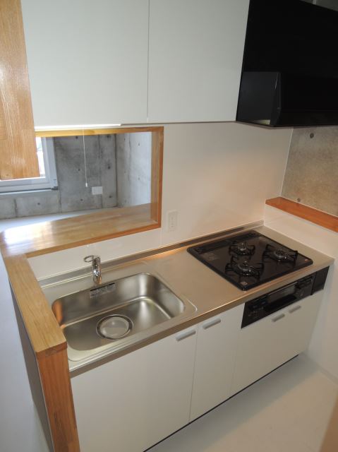 キッチン　収納たっぷりシステムキッチンです。