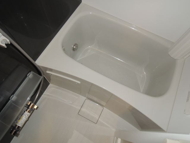 バス・シャワールーム　浴室乾燥機・追炊き付きバスです。