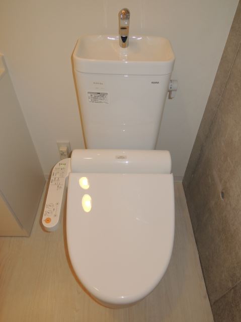 トイレ　温水洗浄便座付きトイレです。