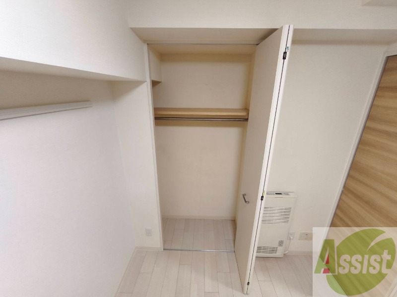 収納　こちらの収納にはハンガーをかけて服もしまえますね。