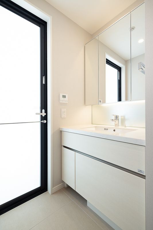 洗面設備　スペースが確保できる洗面所です