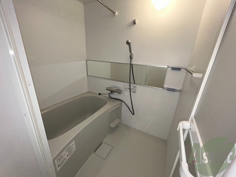 バス・シャワールーム　落ち着いたデザインの浴室。ゆったりできそうです。