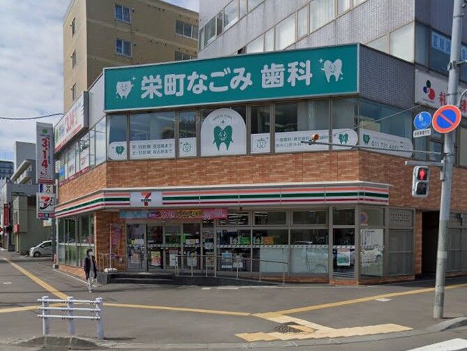 コンビニ　セブンイレブン地下鉄栄町駅前店（コンビニ）まで49m
