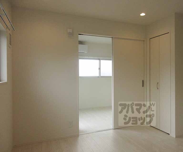 居室・リビング　白を基調としたダイニングです