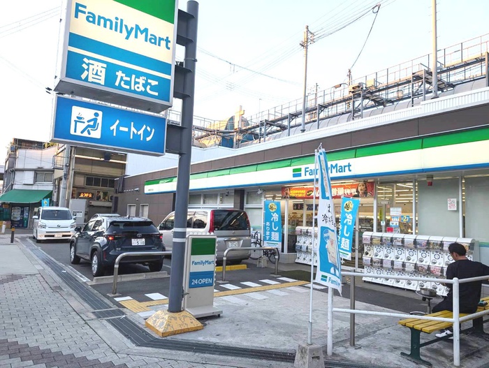 コンビニ　ファミリーマート（コンビニ）まで450m