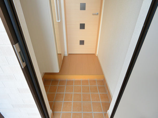 玄関　鏡があり、お出かけ前に身だしなみチェック出来ます♪