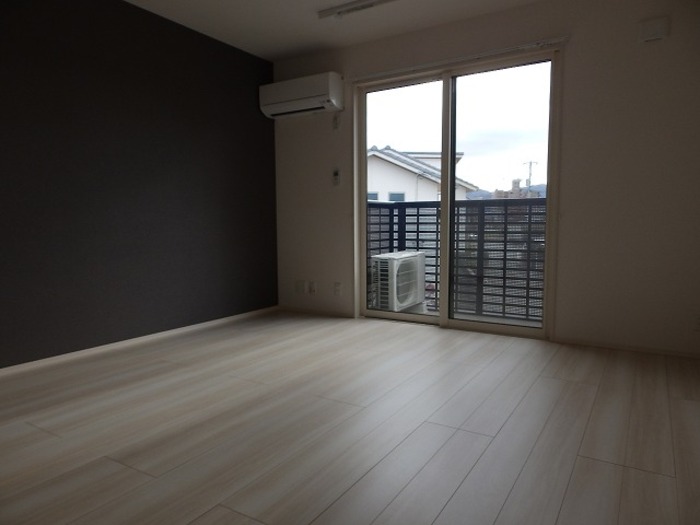 居室・リビング　洋室8.1帖・エアコン付きです