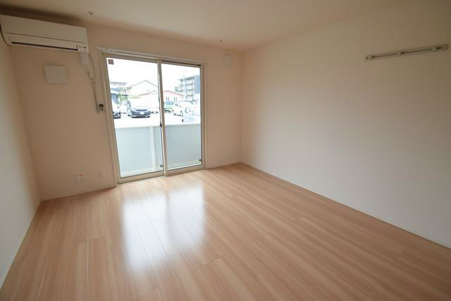 居室・リビング　内装写真は101号室のものです。107号室は窓が反転します