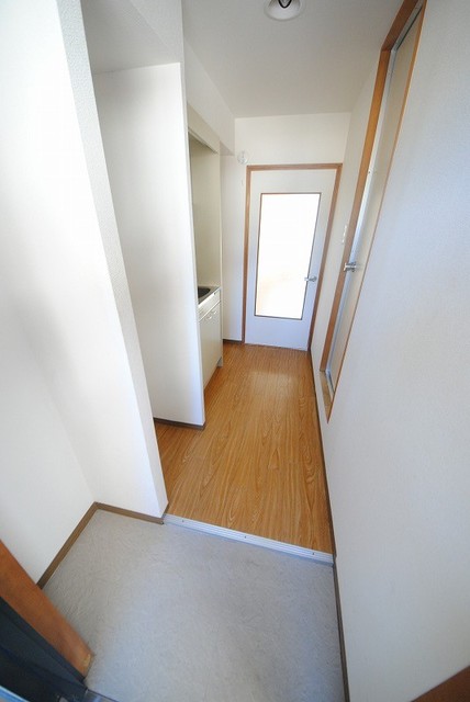 玄関　写真は３０２号室