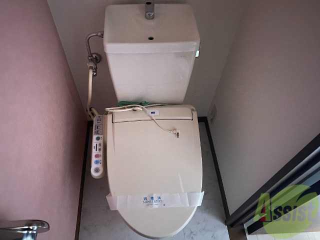 トイレ　嬉しいウォシュレット機能付きです。シャワートイレは便利ですね