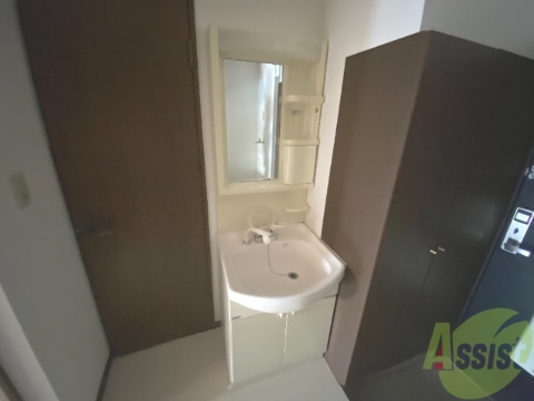 洗面設備　独立洗面台です。朝の身支度が楽しくなりそうですね。