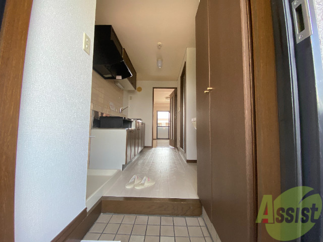 玄関　玄関から撮影しました。日が差して明るい雰囲気です。