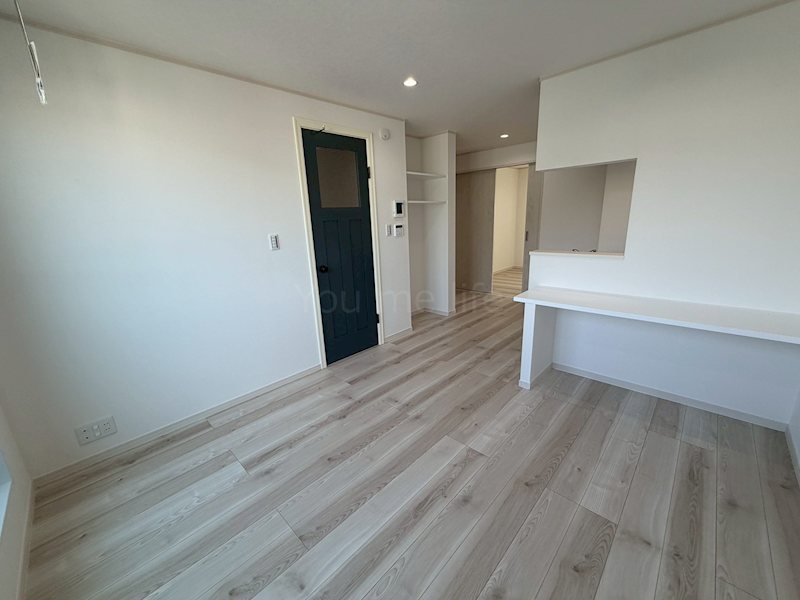 居室・リビング　白い木目調のフローリング♪