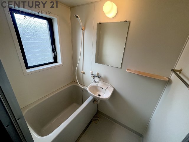 バス・シャワールーム　バストイレセパレートタイプのシンプルな浴室♪