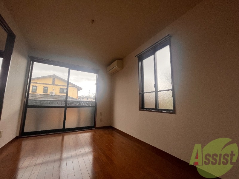 居室・リビング　リビングは５．４帖の洋室でございます。ちょうどいい広さですね