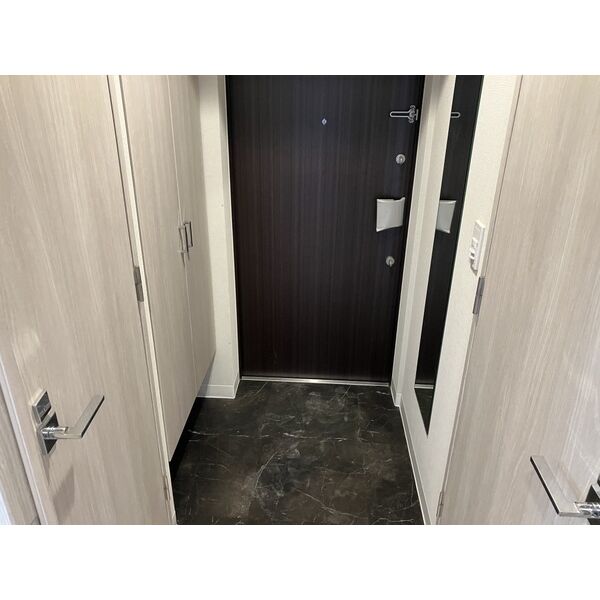 玄関　収納もある玄関です