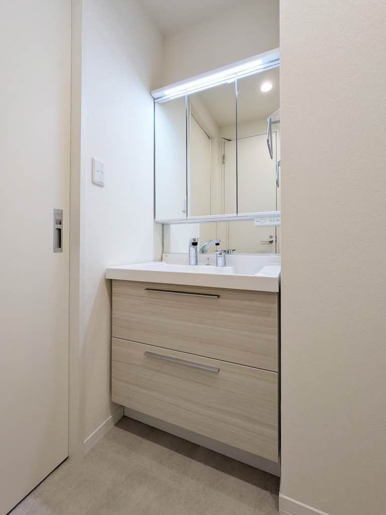 洗面設備　三面鏡洗面台です。