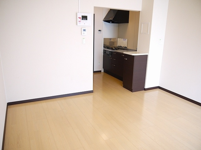 居室・リビング　落ち着いた色調の洋室です