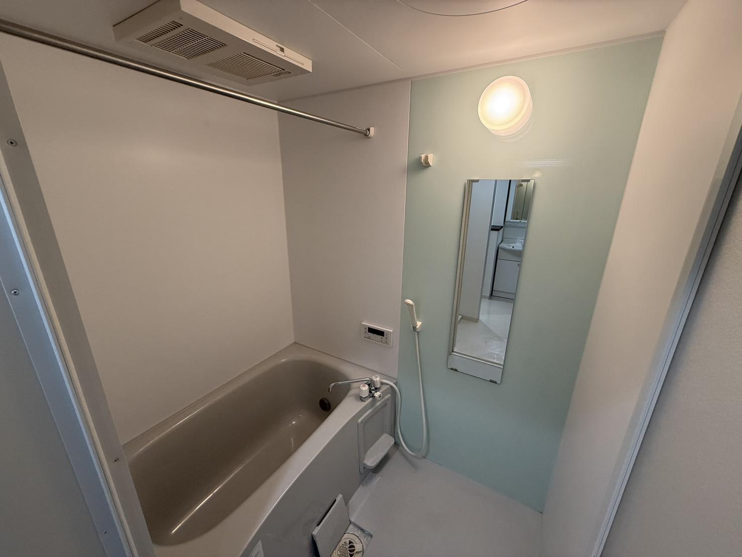 バス・シャワールーム　壁にはマグネットがくっつくので浮かせる収納ができます