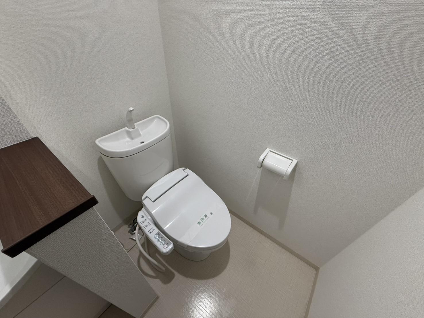 トイレ　ウォシュレット便座付のトイレです