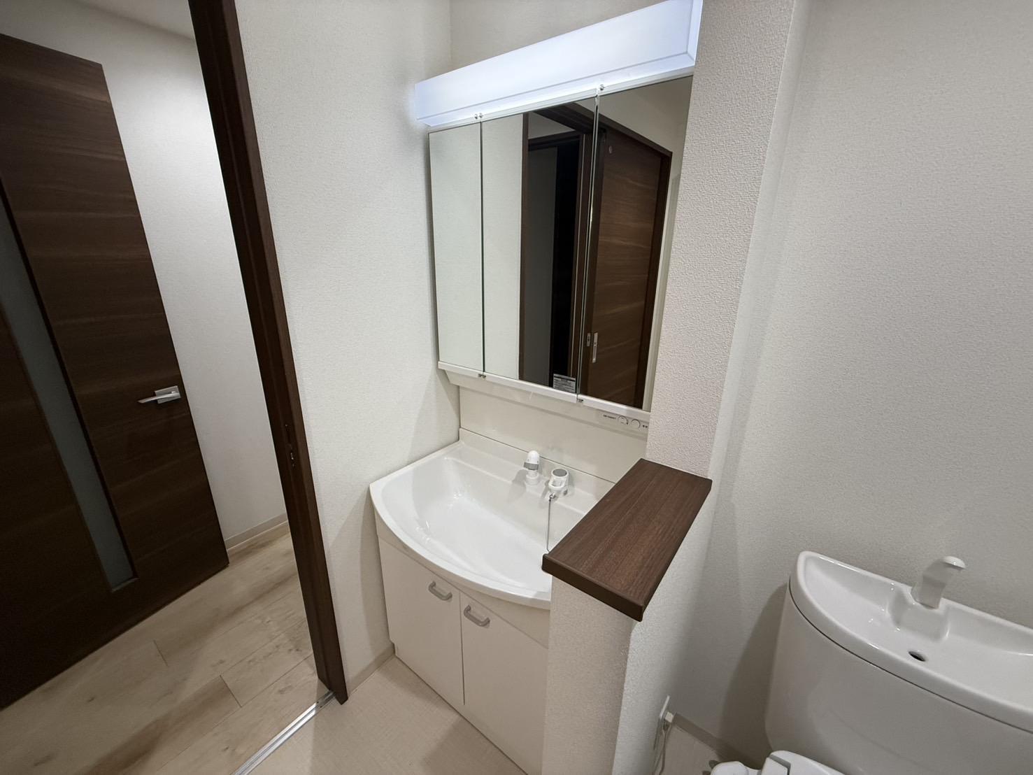 洗面設備　三面鏡シャンプードレッサーです