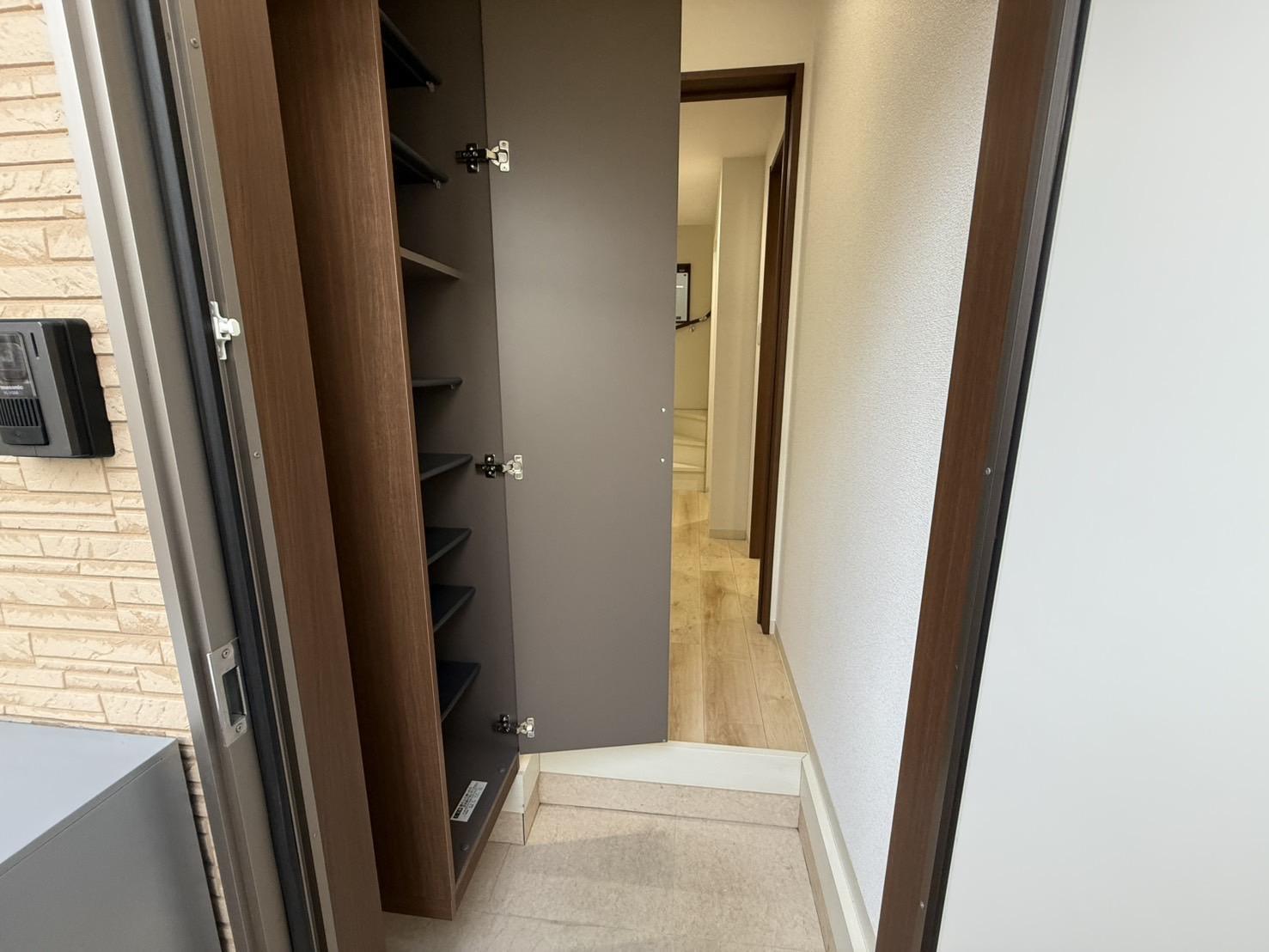 玄関　天井高のシューズボックスで靴が多い方も安心です