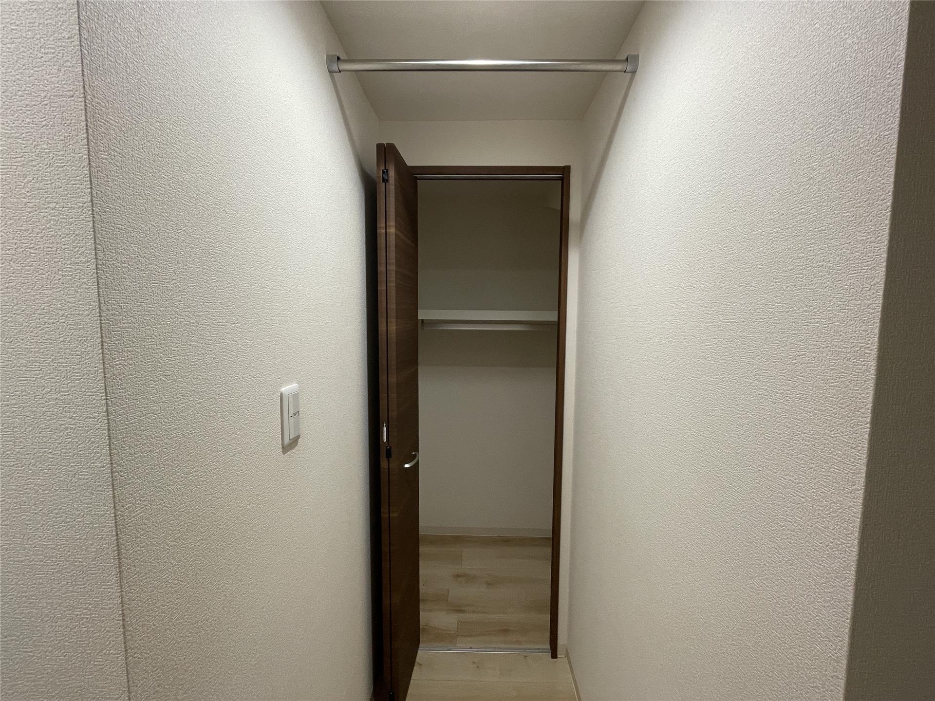 収納　クローゼットの手前にもハンガーバーがあり上着をかけられます